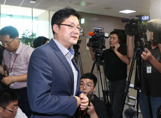 민주당이 28일에도 검찰을 비판하며 검찰 개혁의 중요성을 설파했다. 사진은 홍익표 수석대변인. <연합뉴스>